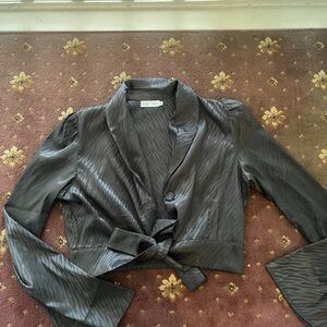 black collared cropped going out top